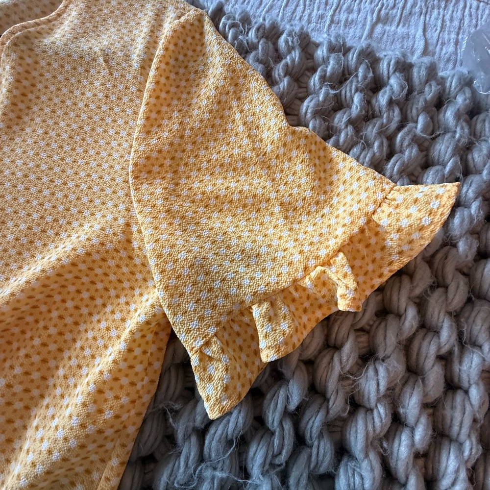 Cece Garden Geo Print Ruffle Sleeve Top. NWOT sz Medium Color: Dandelion - Picture 5 of 5